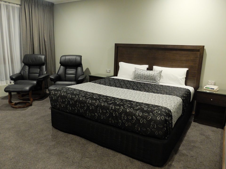 Deluxe Studio Apartment - king bed with leather recliners